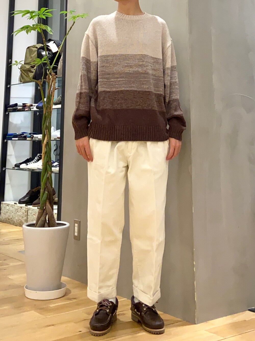 グリーン系のブルゾン、ホワイト系のニット/セーター、ホワイト系のその他パンツを着用したメンズの冬コーディネートの2枚目の写真