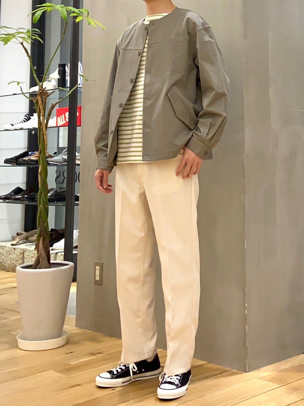 グレー系のブルゾン、グリーン系のTシャツ/カットソー、ホワイト系のその他パンツを着用したメンズの春コーディネートの2枚目の写真
