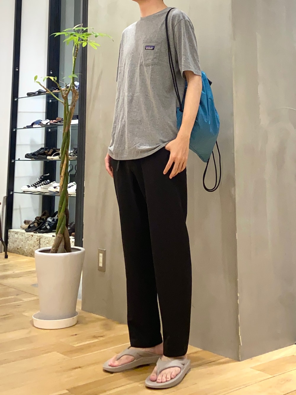 ブルー系のバックパック/リュック、ブラック系のその他パンツ、その他のその他を着用したメンズの夏コーディネートの2枚目の写真