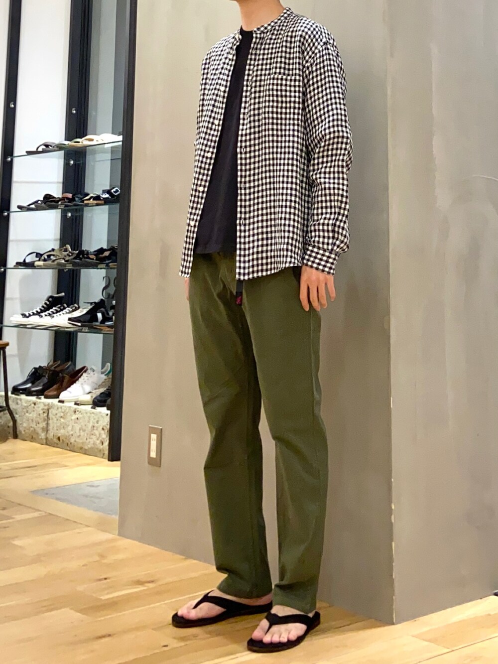 ホワイト系のシャツ/ブラウス、ブラック系のTシャツ/カットソー、ブラック系のサンダルを着用したメンズの夏コーディネートの3枚目の写真