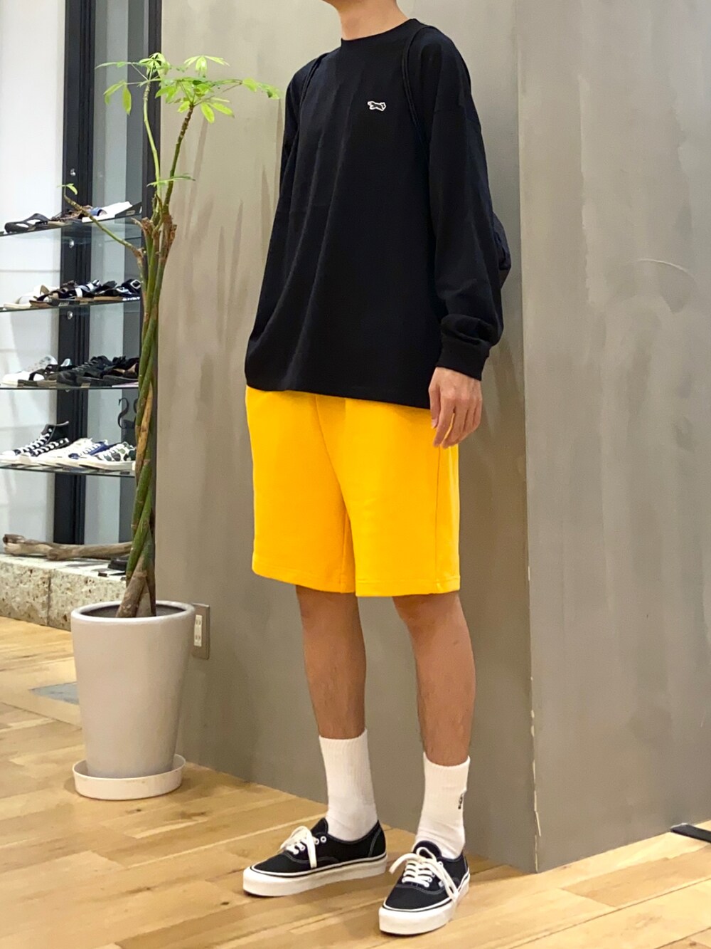 ブラック系のTシャツ/カットソー、ブラック系のバックパック/リュック、イエロー系のその他パンツを着用したメンズの夏コーディネートの3枚目の写真