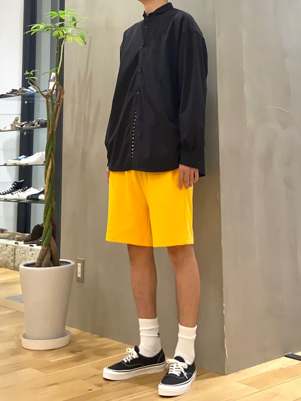 ブラック系のシャツ/ブラウス、ブラック系のTシャツ/カットソー、イエロー系のその他パンツを着用したメンズの秋コーディネートの3枚目の写真