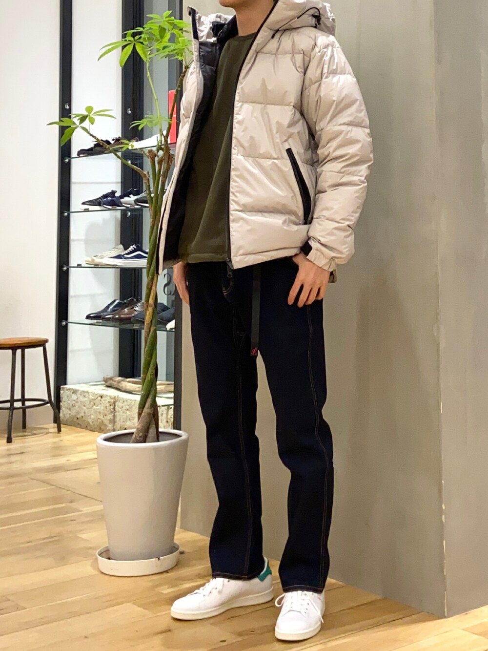 ベージュ系のダウンジャケット/コート、グリーン系のその他トップス、ブルー系のその他パンツを着用したメンズの冬コーディネートの4枚目の写真