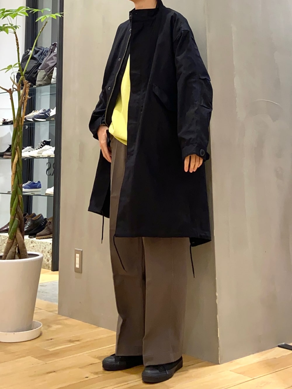 ブラック系のモッズコート、グリーン系のスウェット、ブラウン系のその他パンツを着用したメンズの冬コーディネートの3枚目の写真