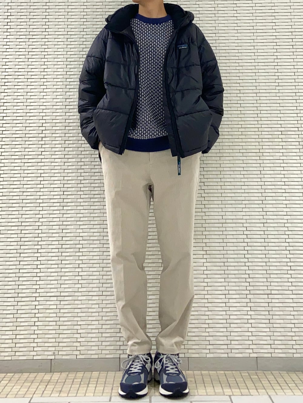 ブルー系のニット/セーター、ベージュ系のその他パンツ、ブルー系のスニーカーを着用したメンズの秋コーディネートの3枚目の写真