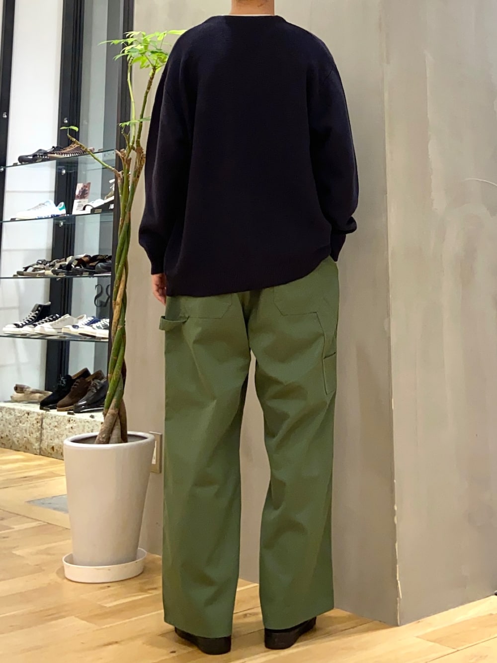 ブルー系のカーディガン/ボレロ、グレー系のTシャツ/カットソー、グリーン系のその他パンツを着用したメンズの夏コーディネートの3枚目の写真