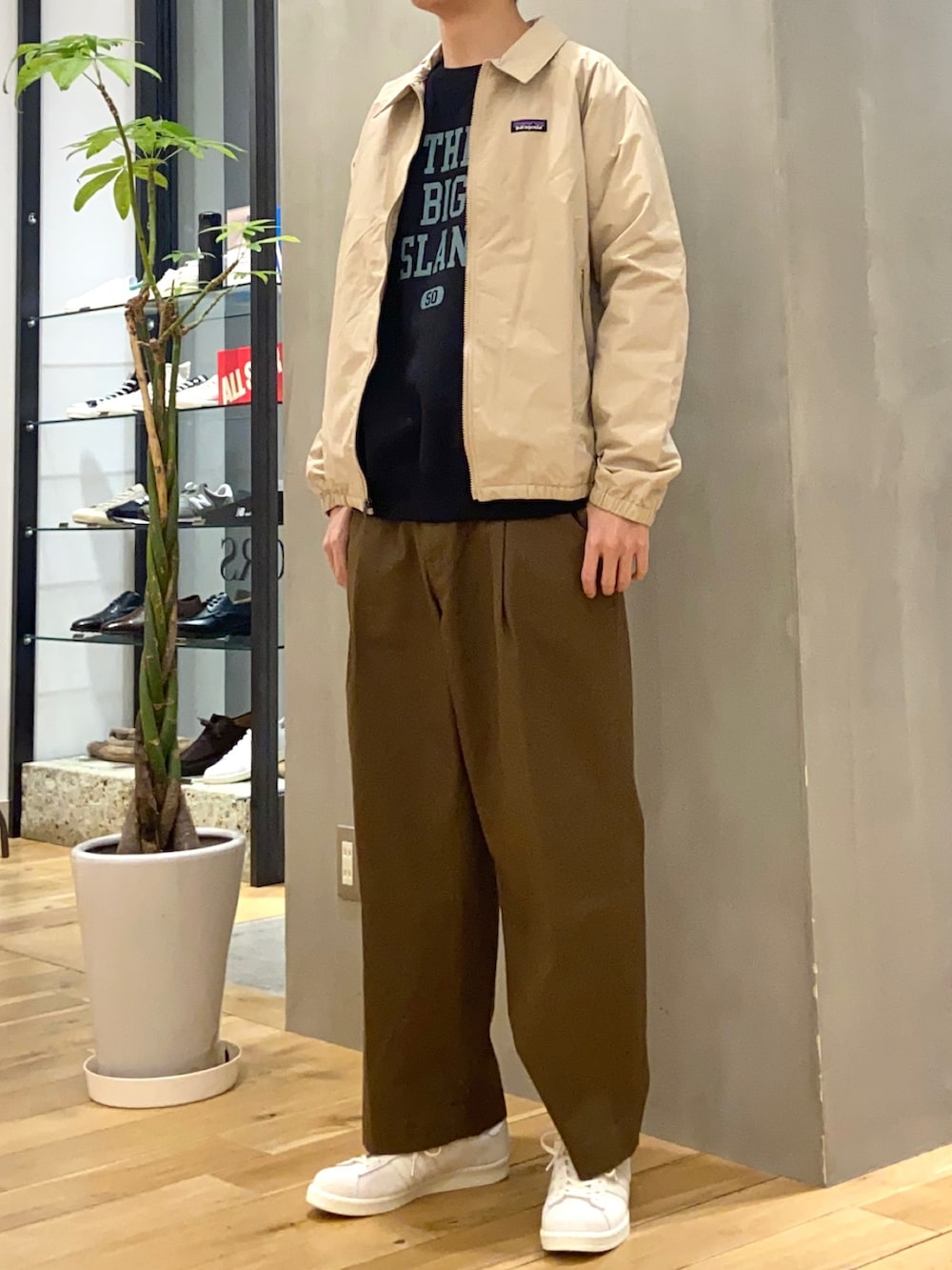 ブラック系のスウェット、ブラウン系のその他パンツ、ベージュ系のスニーカーを着用したメンズの春コーディネートの2枚目の写真