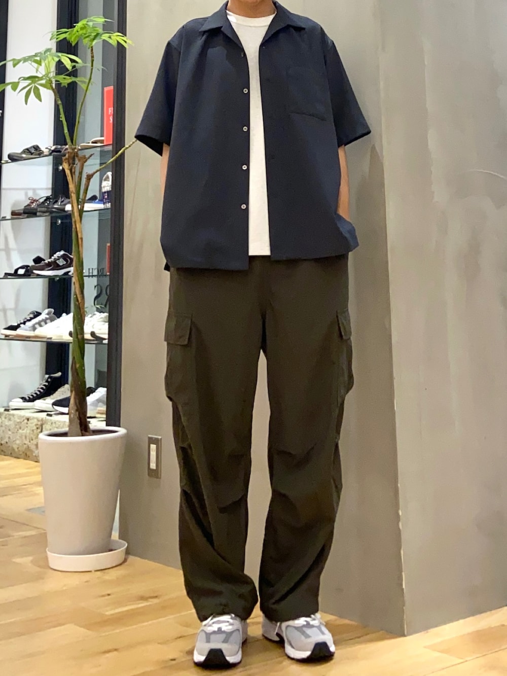 グレー系のシャツ/ブラウス、グレー系のTシャツ/カットソー、グリーン系のカーゴパンツを着用したメンズの秋コーディネートの4枚目の写真