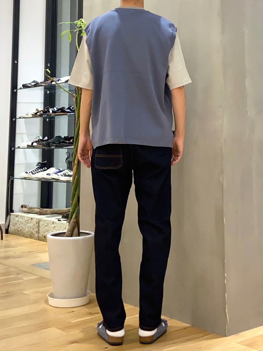 ブルー系のTシャツ/カットソー、グレー系のTシャツ/カットソー、ブルー系のサンダルを着用したメンズの秋コーディネートの3枚目の写真