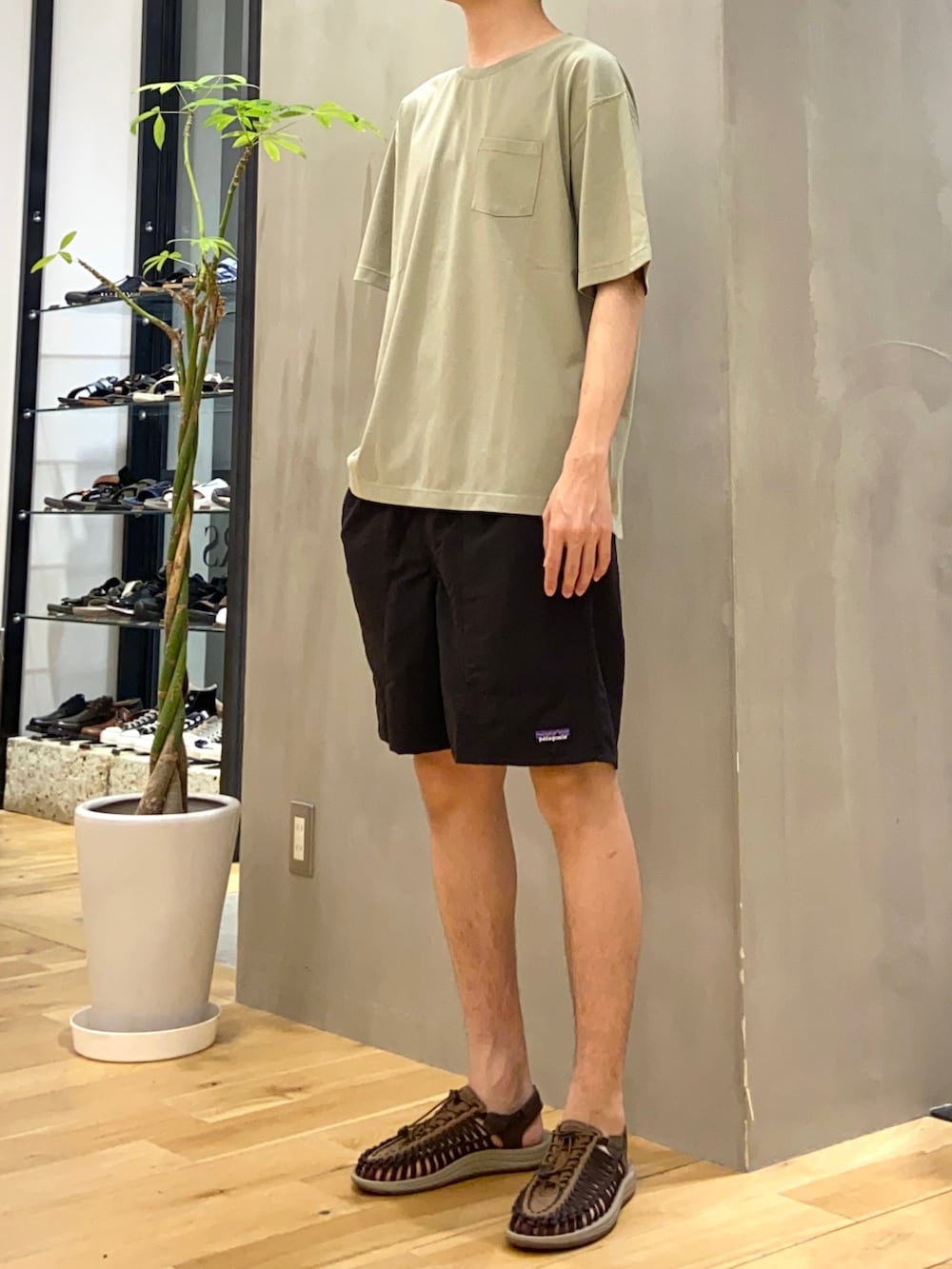 グリーン系のTシャツ/カットソー、ブルー系のその他を着用したメンズの夏コーディネートの3枚目の写真