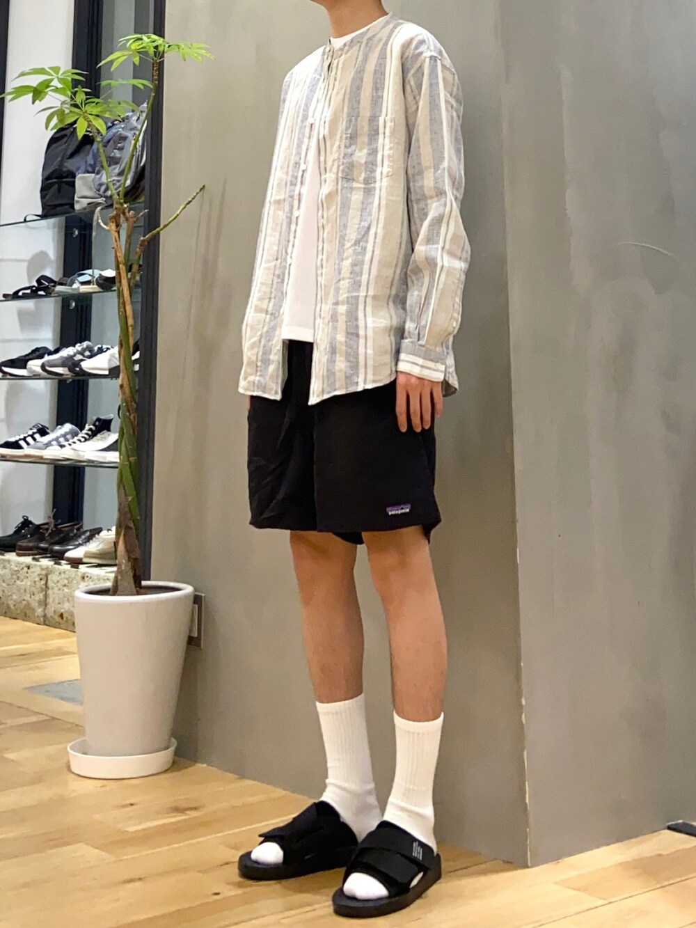 ホワイト系のシャツ/ブラウス、ホワイト系のTシャツ/カットソー、ブラック系のサンダルを着用したメンズの春コーディネートの3枚目の写真