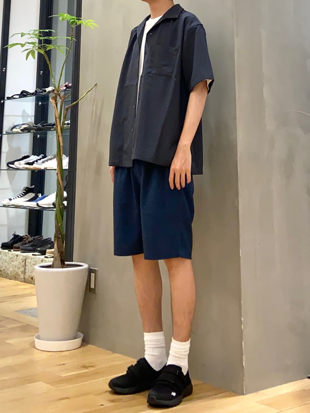 グレー系のシャツ/ブラウス、ホワイト系のTシャツ/カットソー、ブルー系のその他パンツを着用したメンズの夏コーディネートの3枚目の写真