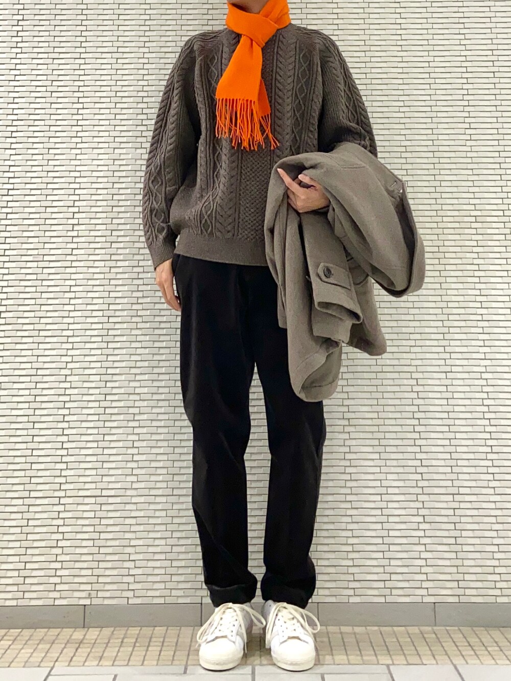 ブラウン系のその他アウター、ブラウン系のニット/セーター、グレー系のその他パンツを着用したメンズの秋コーディネートの2枚目の写真