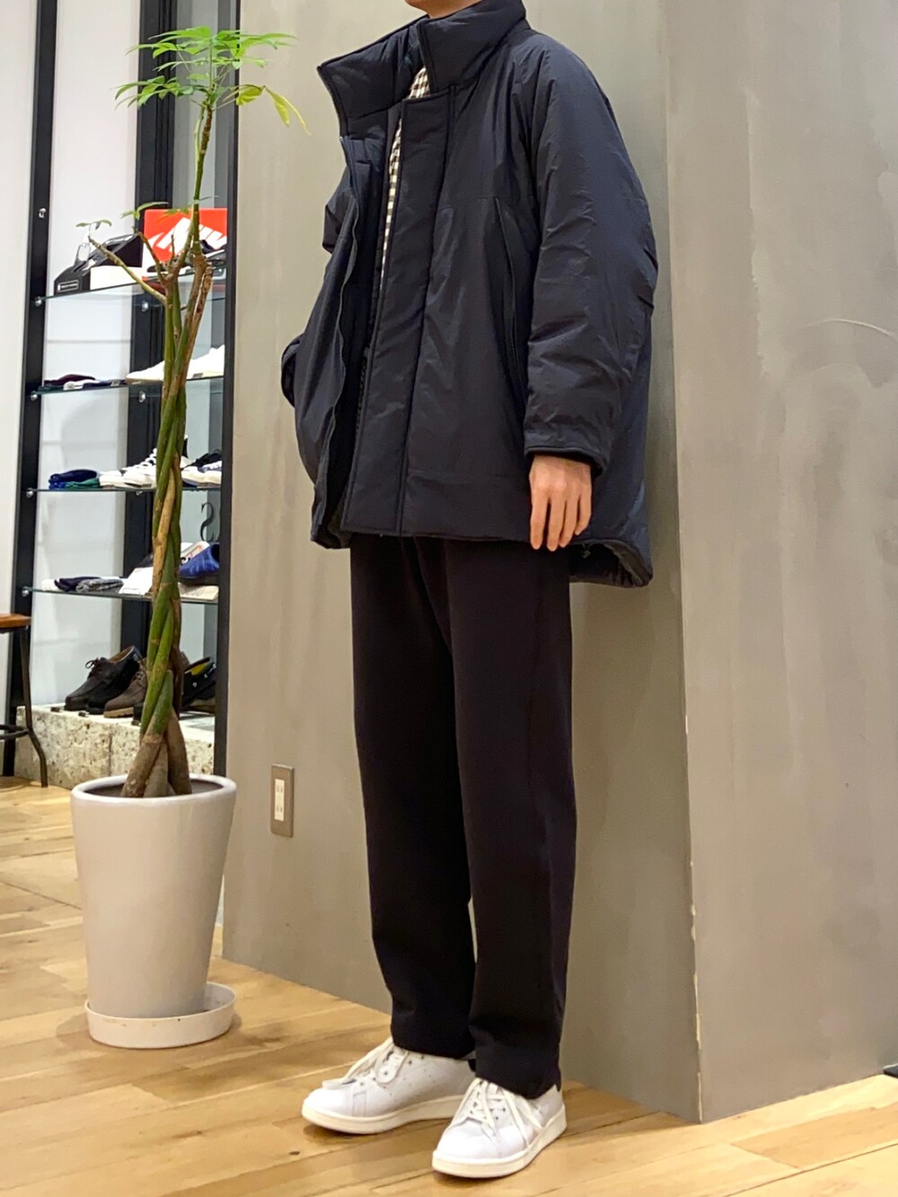 グレー系のブルゾン、その他のシャツ/ブラウス、グレー系のその他パンツを着用したメンズの冬コーディネートの3枚目の写真