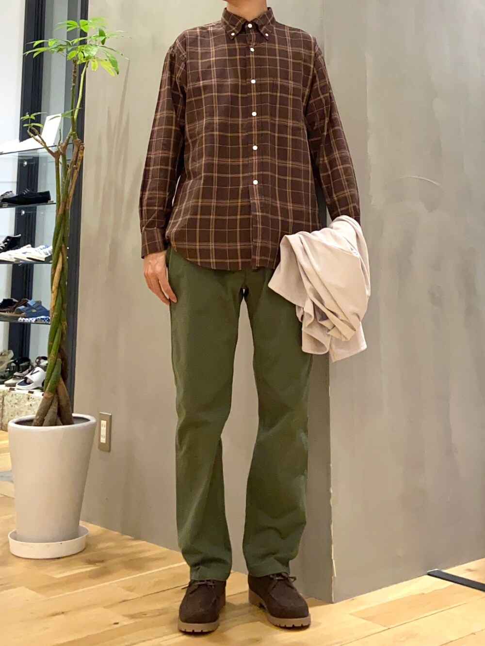 ブラウン系のシャツ/ブラウス、グリーン系のその他パンツ、ブラウン系のその他シューズを着用したメンズの秋コーディネートの2枚目の写真