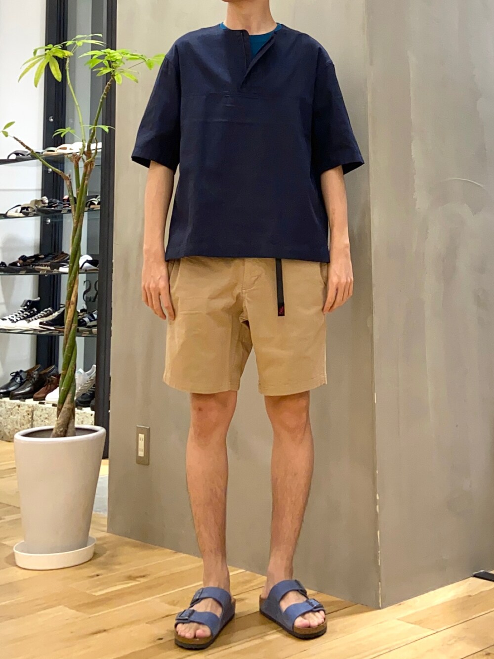 ブルー系のシャツ/ブラウス、ブルー系のTシャツ/カットソー、ベージュ系のその他パンツを着用したメンズの夏コーディネートの3枚目の写真