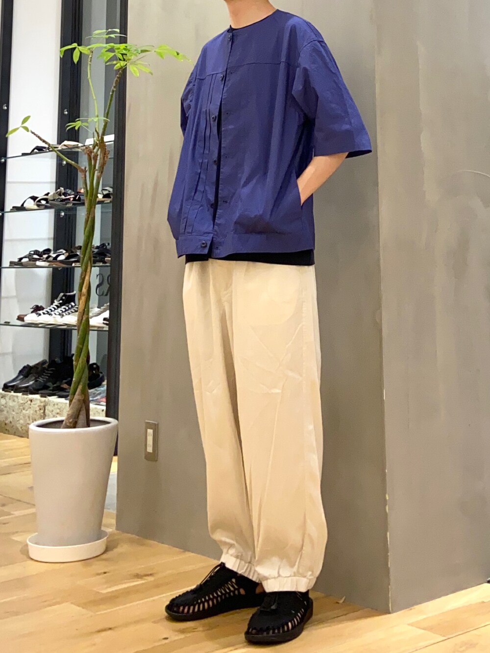 パープル系のシャツ/ブラウス、ブルー系のTシャツ/カットソー、ホワイト系のその他パンツを着用したメンズの夏コーディネートの3枚目の写真