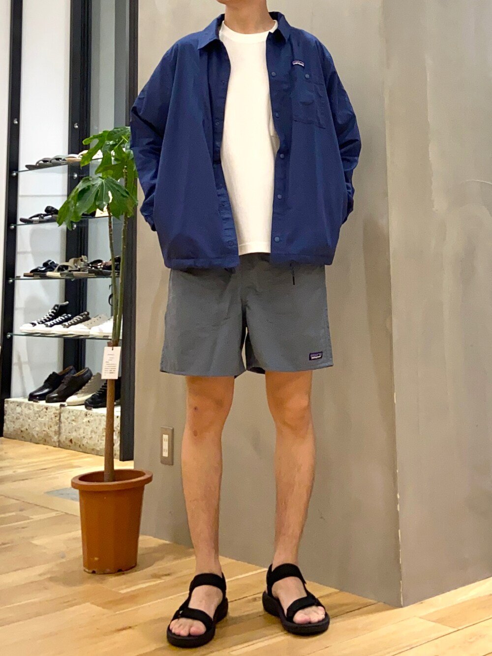 ホワイト系のTシャツ/カットソー、その他のその他、ブラック系のその他を着用したメンズの春コーディネートの4枚目の写真