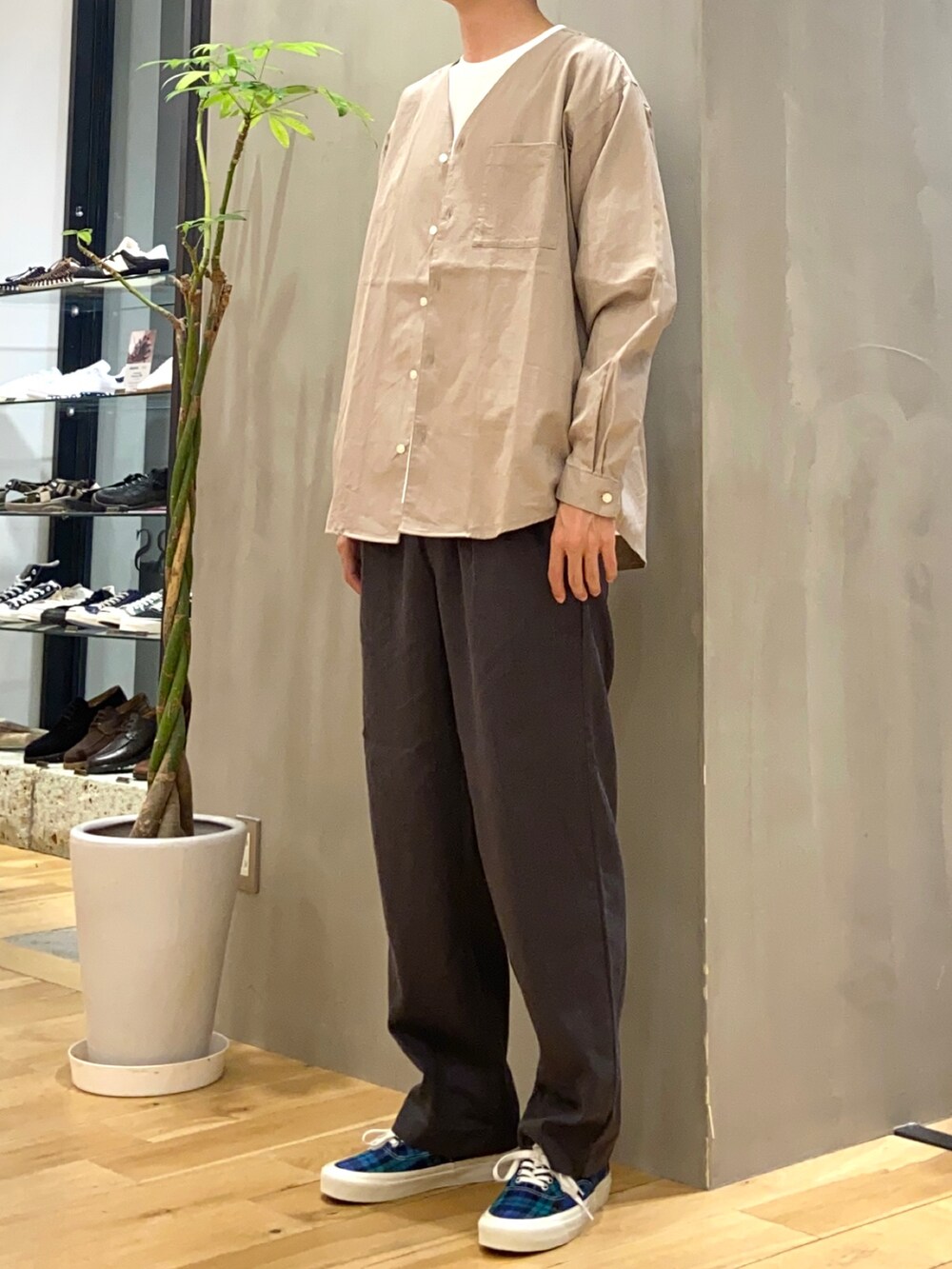 ベージュ系のシャツ/ブラウス、ホワイト系のTシャツ/カットソー、ブラック系のその他パンツを着用したメンズの秋コーディネートの2枚目の写真