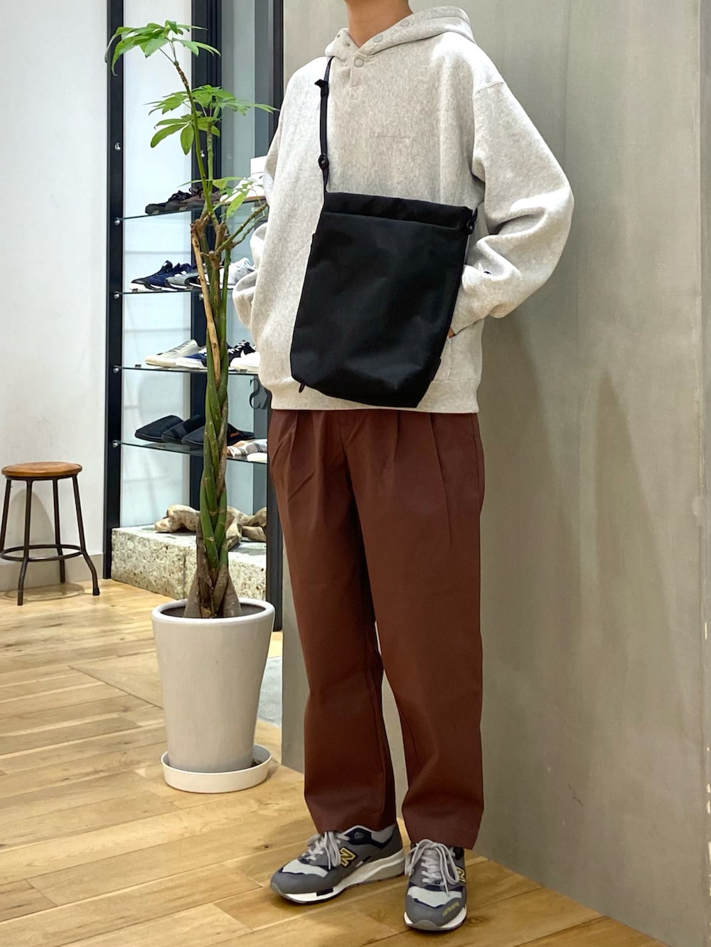 グレー系のパーカー、ブラウン系のその他パンツ、ブラック系のその他を着用したメンズの秋コーディネートの2枚目の写真