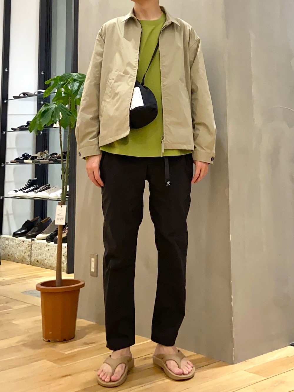 ベージュ系のブルゾン、グリーン系のTシャツ/カットソー、ブラック系のその他パンツを着用したメンズの春コーディネートの3枚目の写真