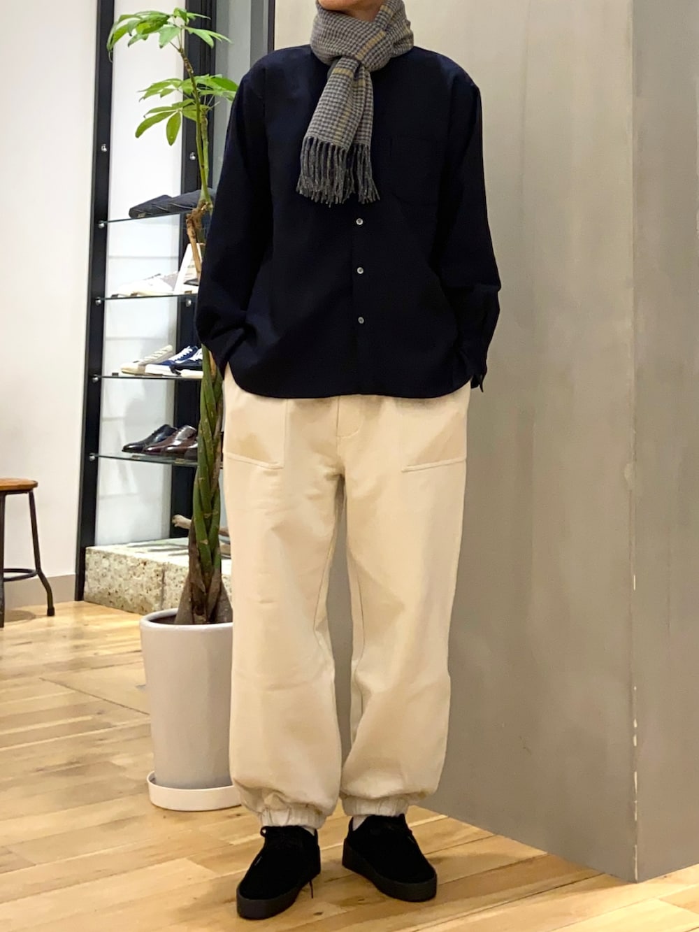 グレー系のダウンジャケット/コート、ホワイト系のその他パンツ、ブラック系のその他シューズを着用したメンズの冬コーディネートの2枚目の写真