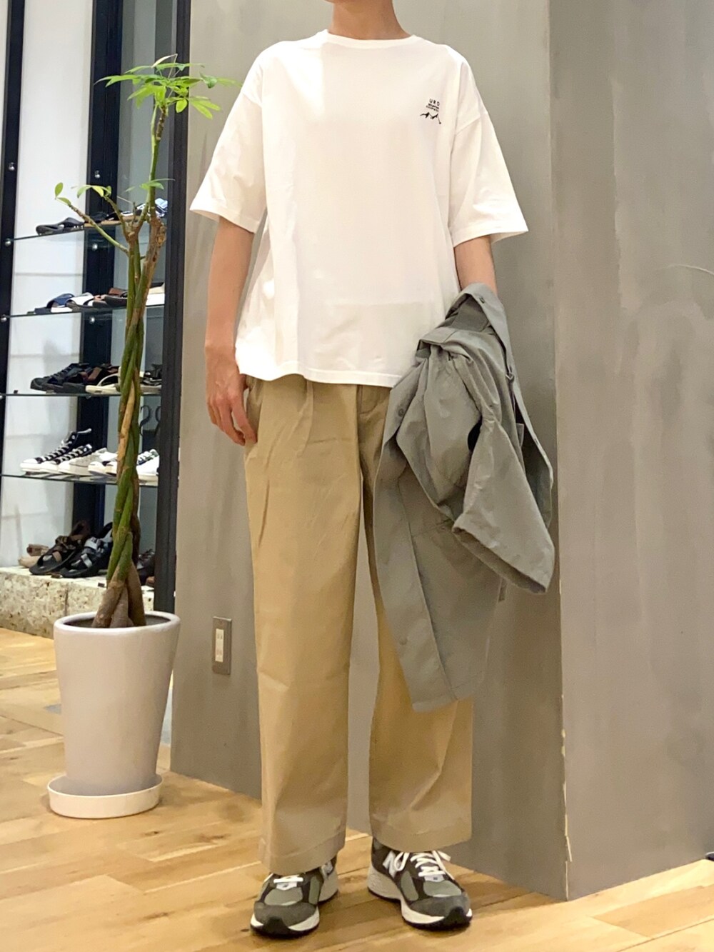 グリーン系のシャツ/ブラウス、ホワイト系のTシャツ/カットソー、ベージュ系のその他パンツを着用したメンズの夏コーディネートの2枚目の写真