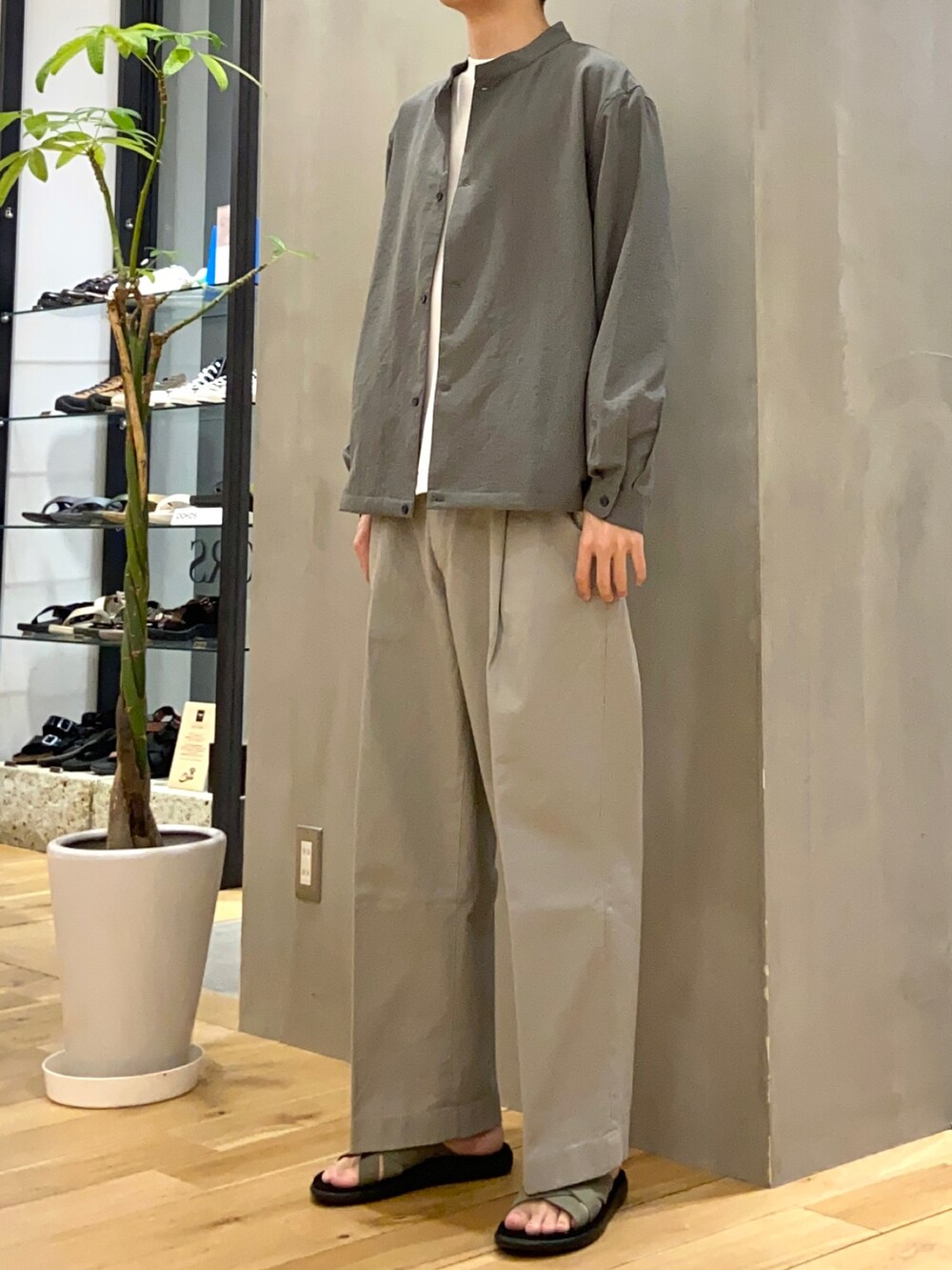 グリーン系のブルゾン、ホワイト系のTシャツ/カットソー、ホワイト系のその他パンツを着用したメンズの春コーディネートの2枚目の写真