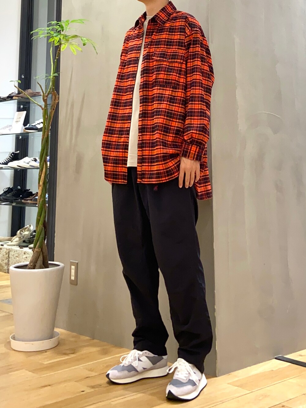 レッド系のシャツ/ブラウス、ベージュ系のTシャツ/カットソー、ブラック系のその他パンツを着用したメンズの秋コーディネートの3枚目の写真