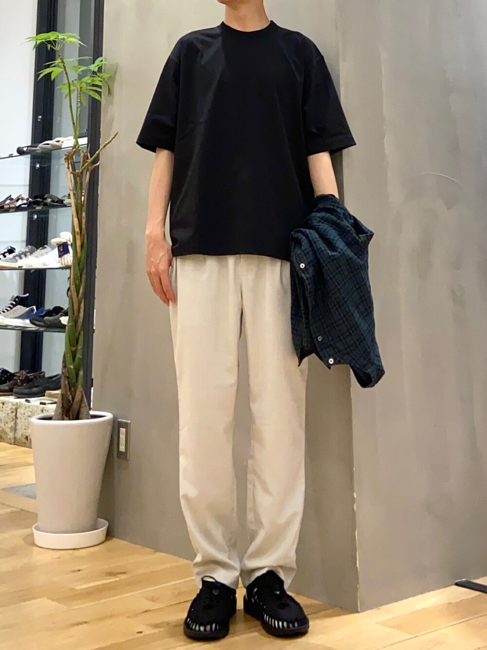 グリーン系のシャツ/ブラウス、ブラック系のTシャツ/カットソー、ホワイト系のその他パンツを着用したメンズの夏コーディネートの2枚目の写真