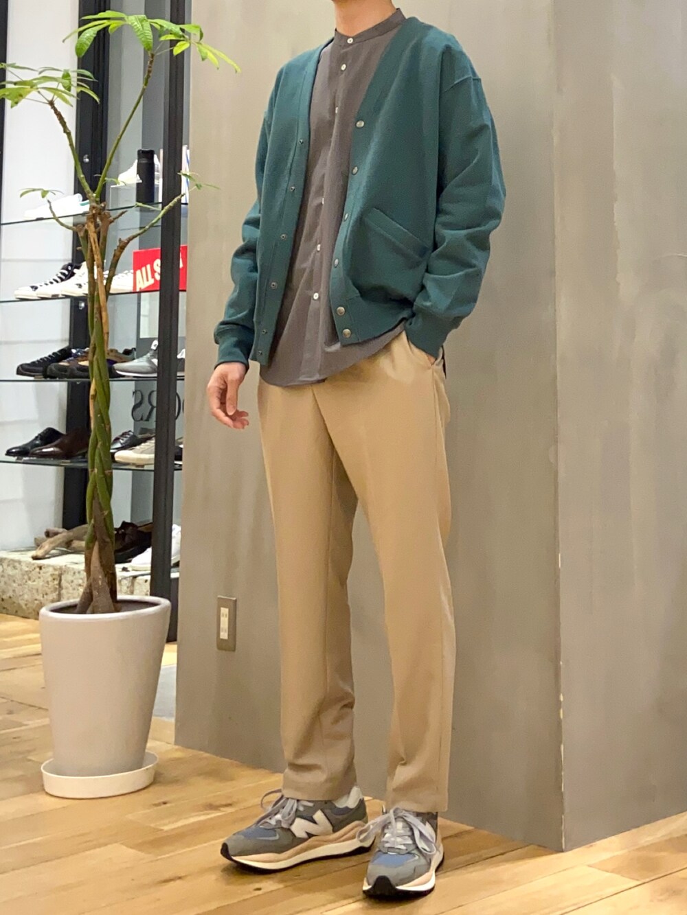 グリーン系のカーディガン/ボレロ、グレー系のシャツ/ブラウス、ベージュ系のその他パンツを着用したメンズの春コーディネートの3枚目の写真