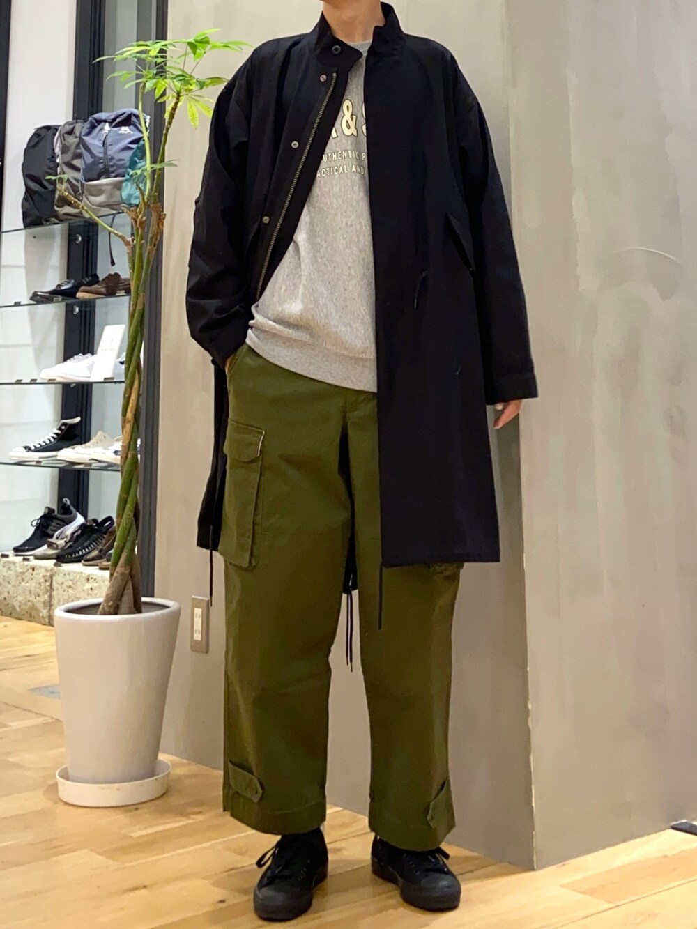 ブラック系のモッズコート、グレー系のスウェット、グリーン系のその他パンツを着用したメンズの秋コーディネートの5枚目の写真