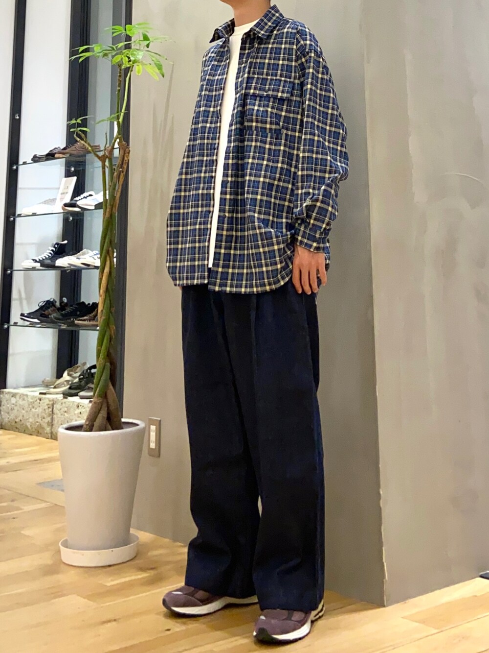 ブルー系のシャツ/ブラウス、ホワイト系のTシャツ/カットソー、ブルー系のデニムパンツを着用したメンズの秋コーディネートの3枚目の写真