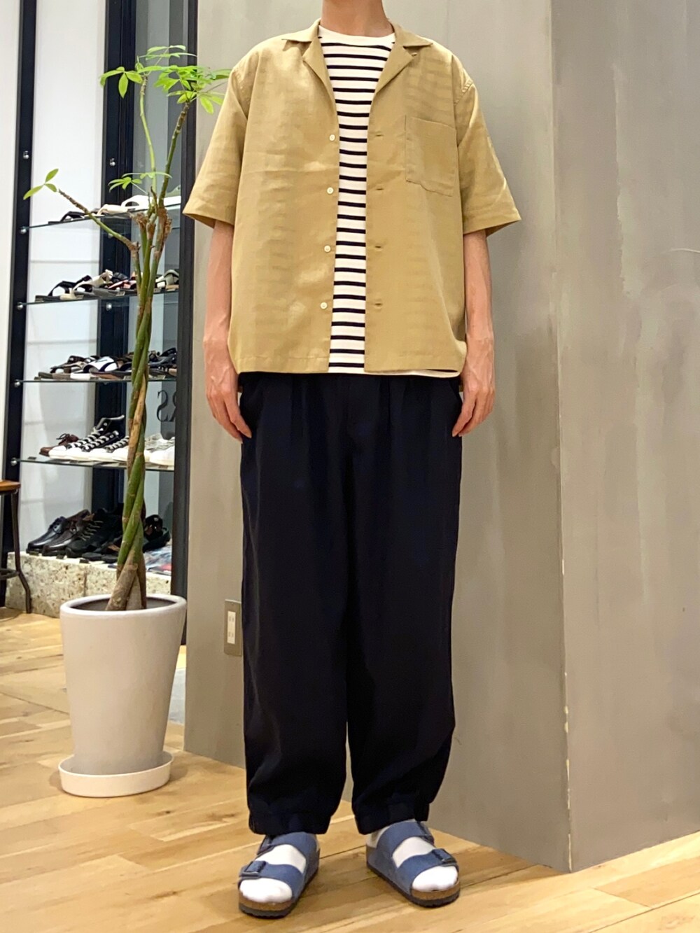 イエロー系のシャツ/ブラウス、ホワイト系のTシャツ/カットソー、ブルー系のサンダルを着用したメンズの夏コーディネートの3枚目の写真