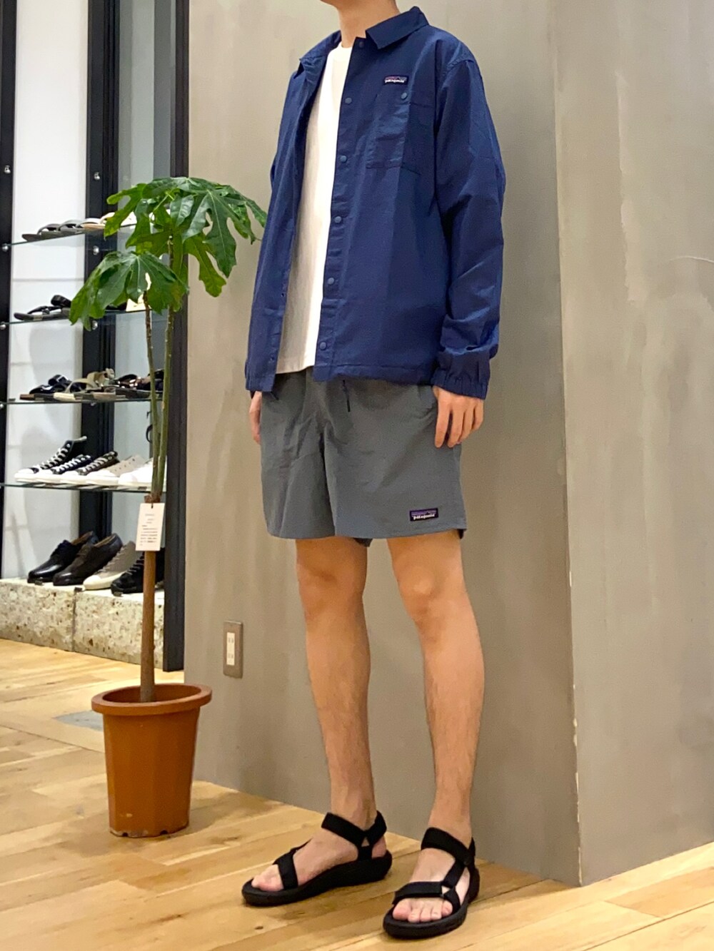 ホワイト系のTシャツ/カットソー、その他のその他、ブラック系のその他を着用したメンズの春コーディネートの3枚目の写真