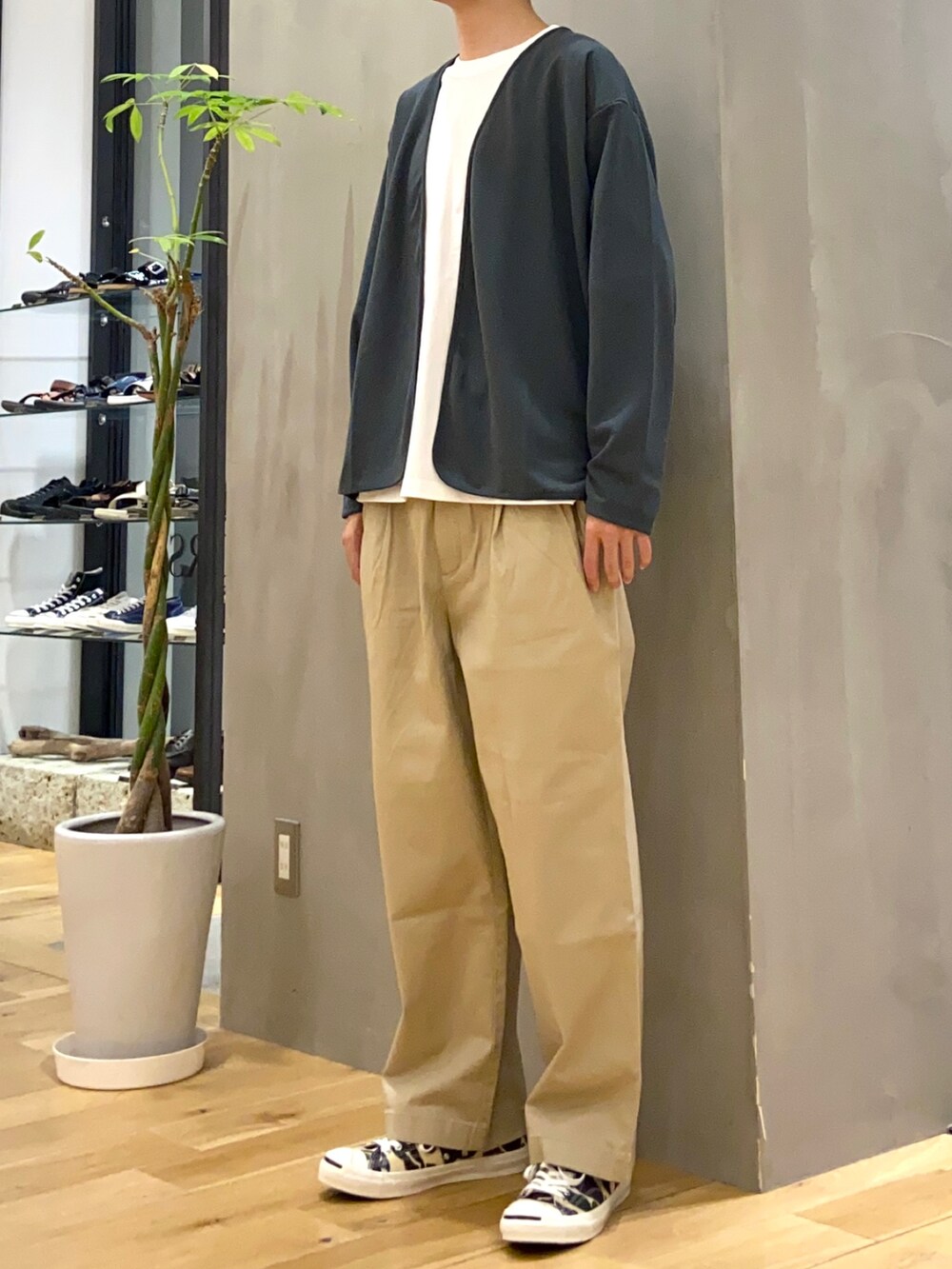 グリーン系のカーディガン/ボレロ、ベージュ系のその他パンツ、ホワイト系のTシャツ/カットソーを着用したメンズの夏コーディネートの3枚目の写真