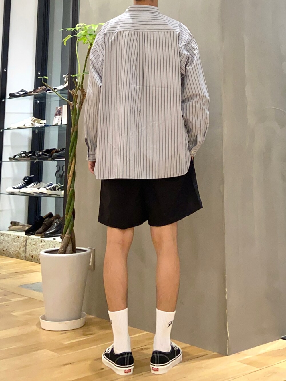 グレー系のシャツ/ブラウス、ホワイト系のTシャツ/カットソー、ブラック系のスニーカーを着用したメンズの夏コーディネートの3枚目の写真