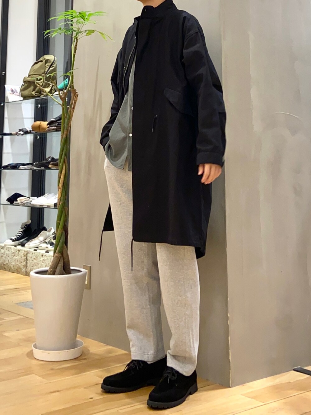 ブラック系のモッズコート、グリーン系のシャツ/ブラウス、ブラック系のその他シューズを着用したメンズの冬コーディネートの2枚目の写真