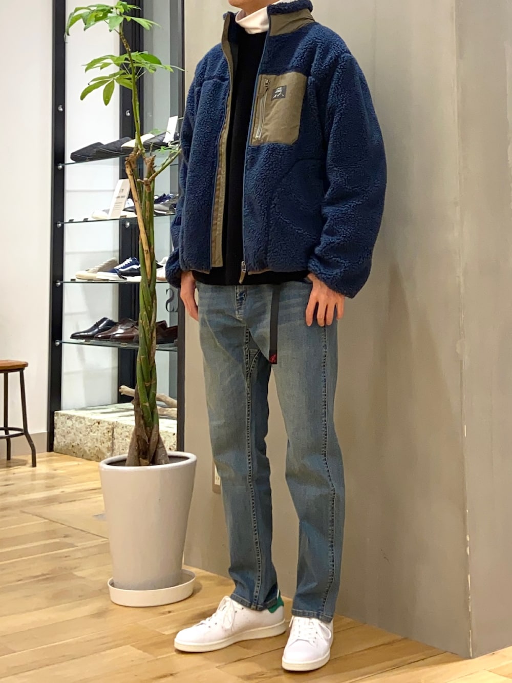 ホワイト系のTシャツ/カットソー、ブラック系のニット/セーター、ブルー系のその他パンツを着用したメンズの冬コーディネートの4枚目の写真