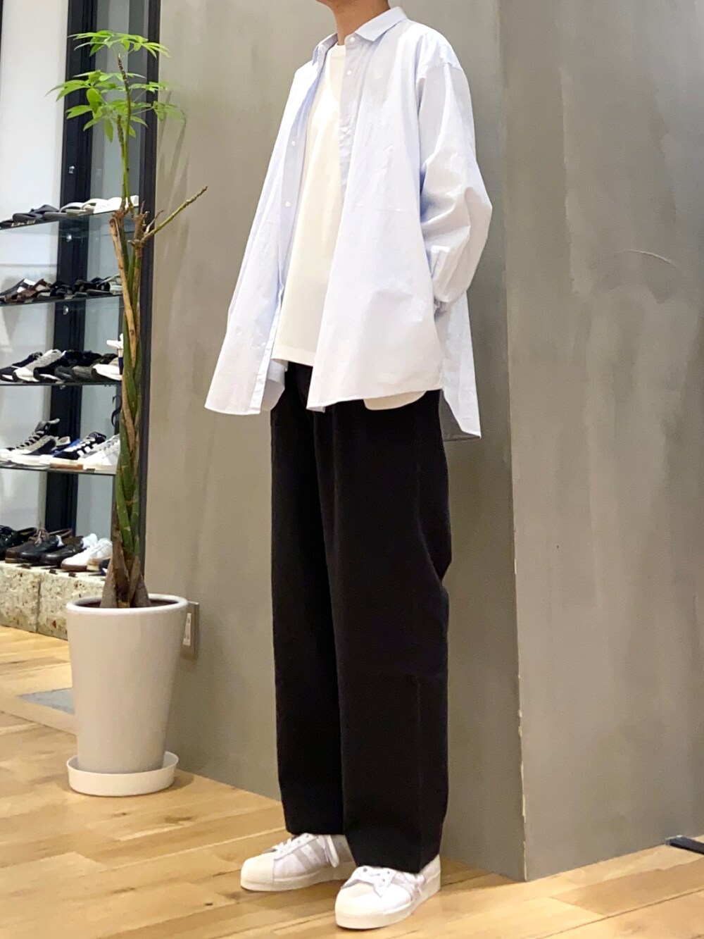 ブラック系のその他パンツ、ホワイト系のスニーカー、ブルー系のシャツ/ブラウスを着用したメンズの夏コーディネートの3枚目の写真