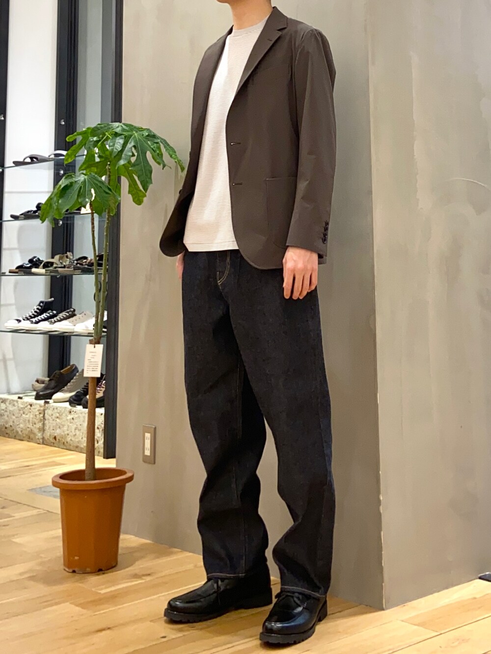 グリーン系のスーツジャケット、ホワイト系のTシャツ/カットソー、ブラック系のその他シューズを着用したメンズの春コーディネートの2枚目の写真