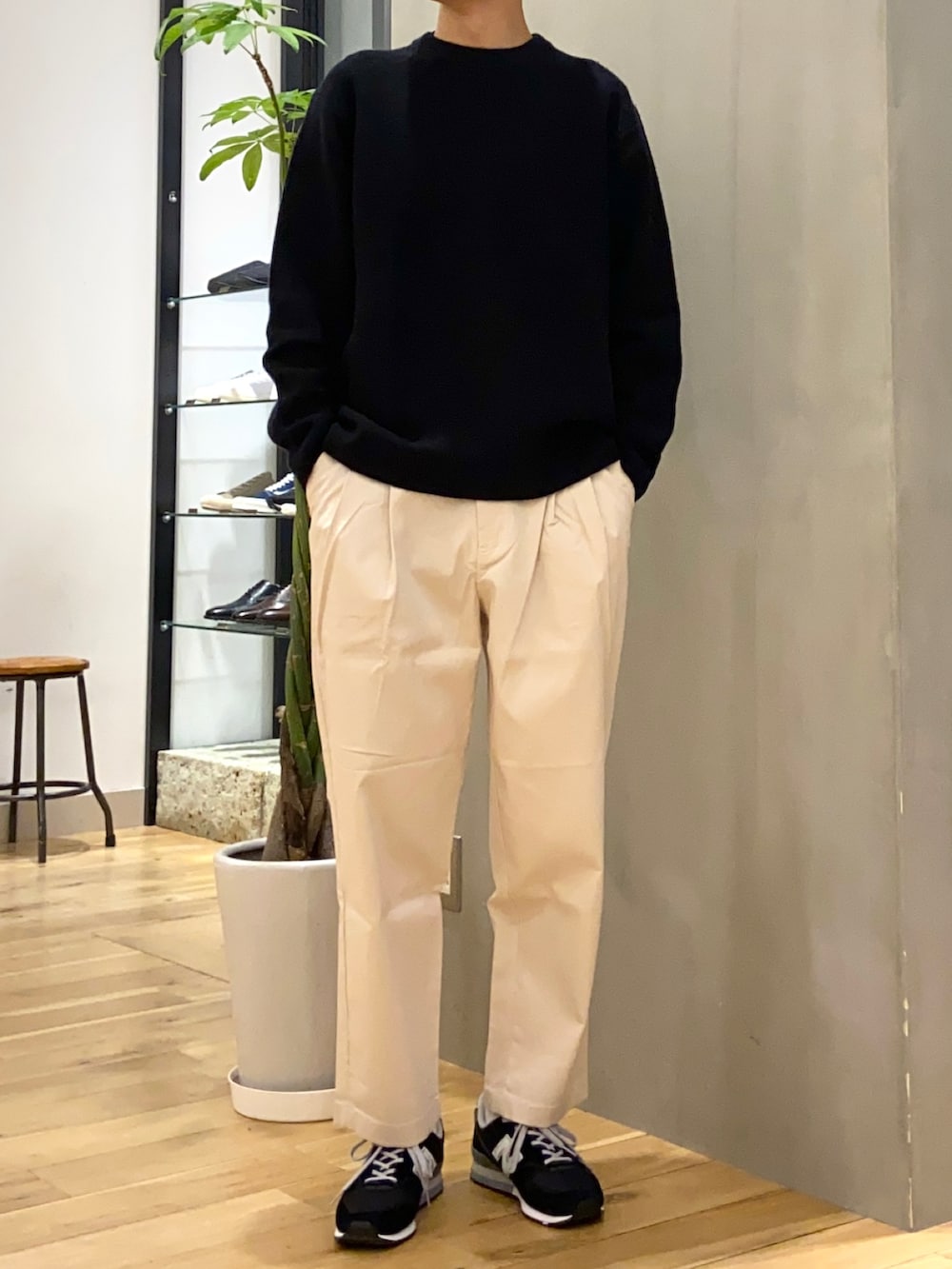 グリーン系のダウンジャケット/コート、ブラック系のニット/セーター、ホワイト系のその他パンツを着用したメンズの冬コーディネートの2枚目の写真