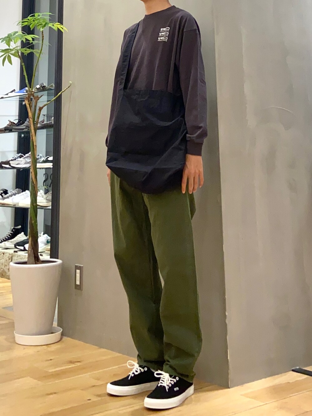 グレー系のTシャツ/カットソー、ブラック系のショルダーバッグ、ブラック系のスニーカーを着用したメンズの夏コーディネートの2枚目の写真
