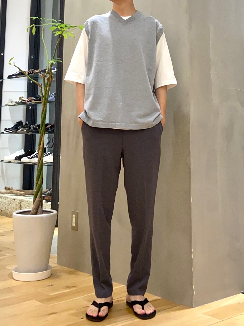 ブルー系のベスト、ホワイト系のTシャツ/カットソー、ブラック系のサンダルを着用したメンズの夏コーディネートの2枚目の写真