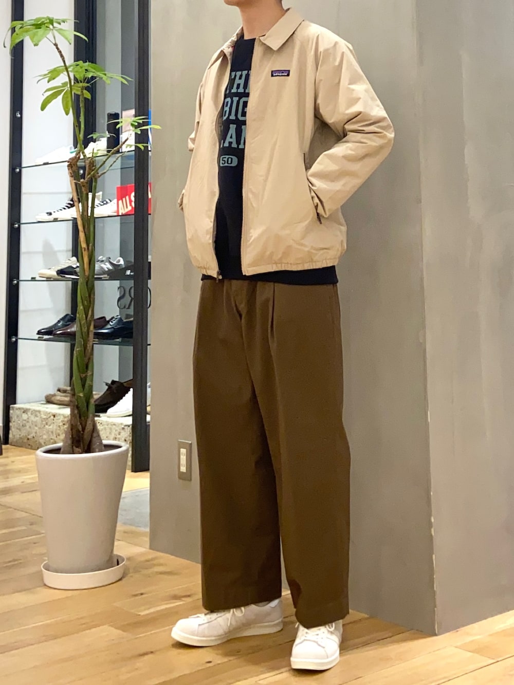 ブラック系のスウェット、ブラウン系のその他パンツ、ベージュ系のスニーカーを着用したメンズの春コーディネートの4枚目の写真