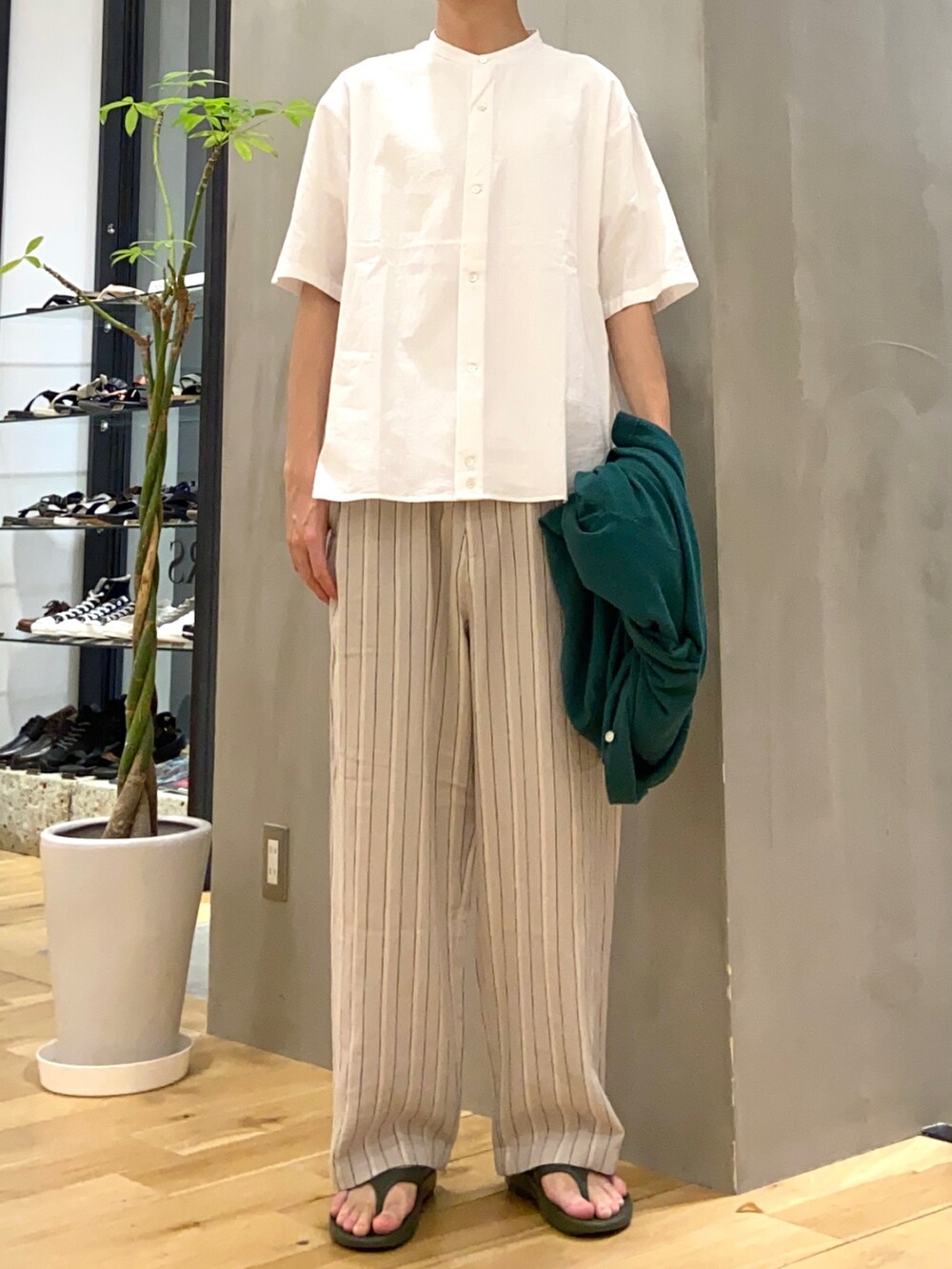 グリーン系のカーディガン/ボレロ、ホワイト系のシャツ/ブラウス、ベージュ系のその他パンツを着用したメンズの夏コーディネートの2枚目の写真