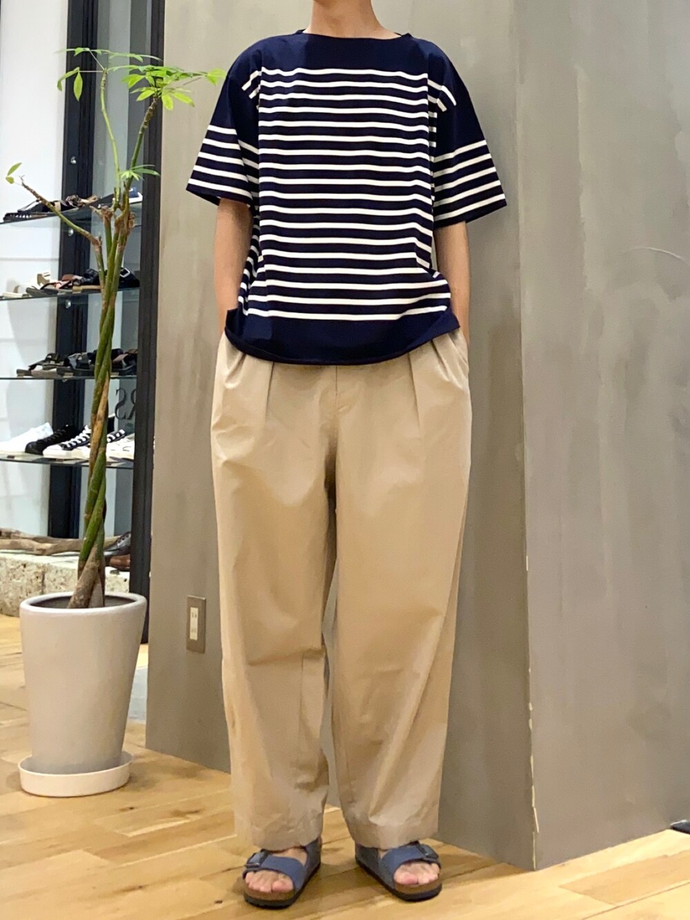 ブルー系のTシャツ/カットソー、ベージュ系のその他パンツ、ブルー系のサンダルを着用したメンズの夏コーディネートの4枚目の写真