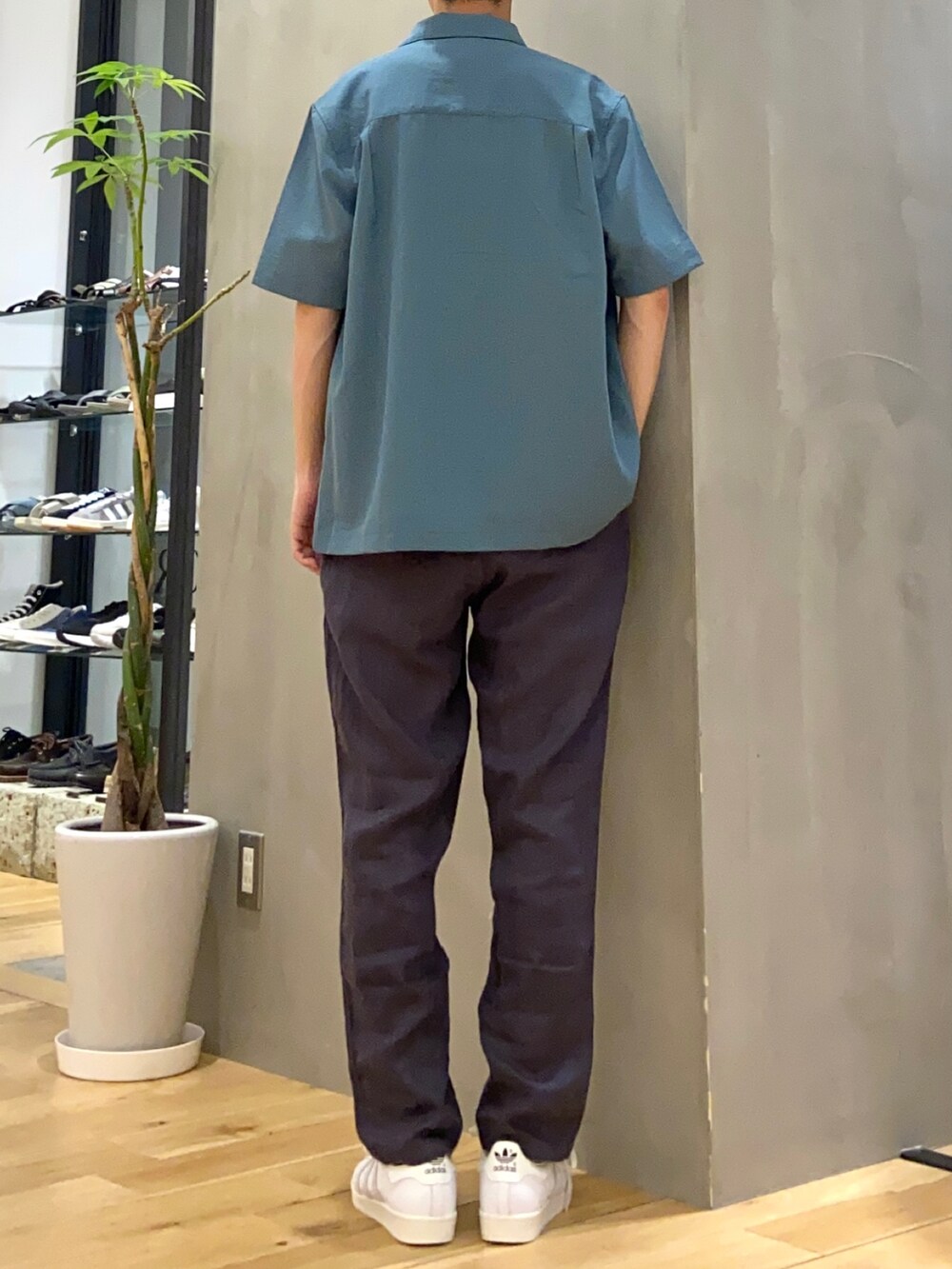 ブルー系のシャツ/ブラウス、ホワイト系のTシャツ/カットソー、ブラック系のその他パンツを着用したメンズの夏コーディネートの3枚目の写真