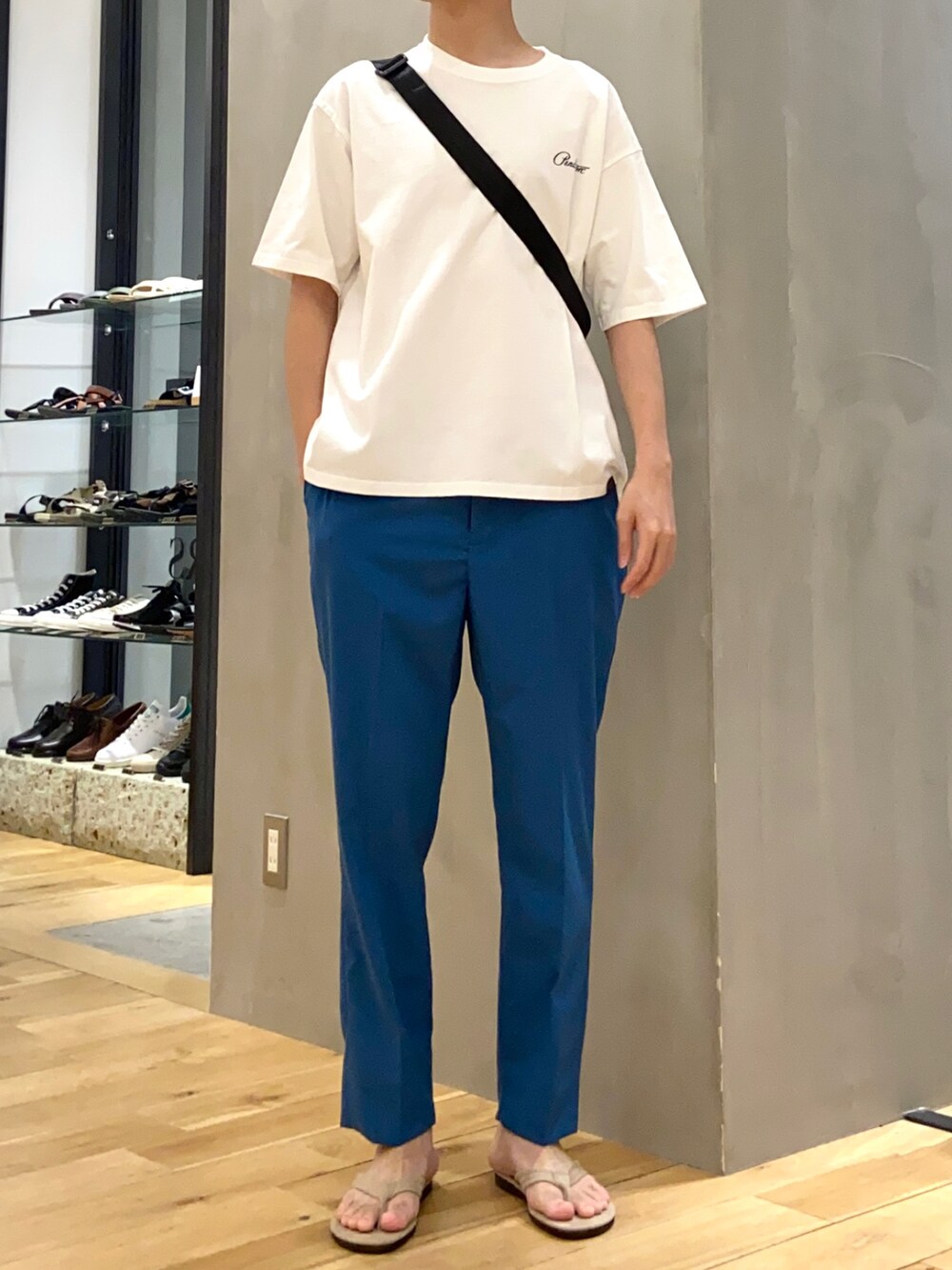 ホワイト系のTシャツ/カットソー、ベージュ系のショルダーバッグ、ブルー系のその他パンツを着用したメンズの夏コーディネートの3枚目の写真