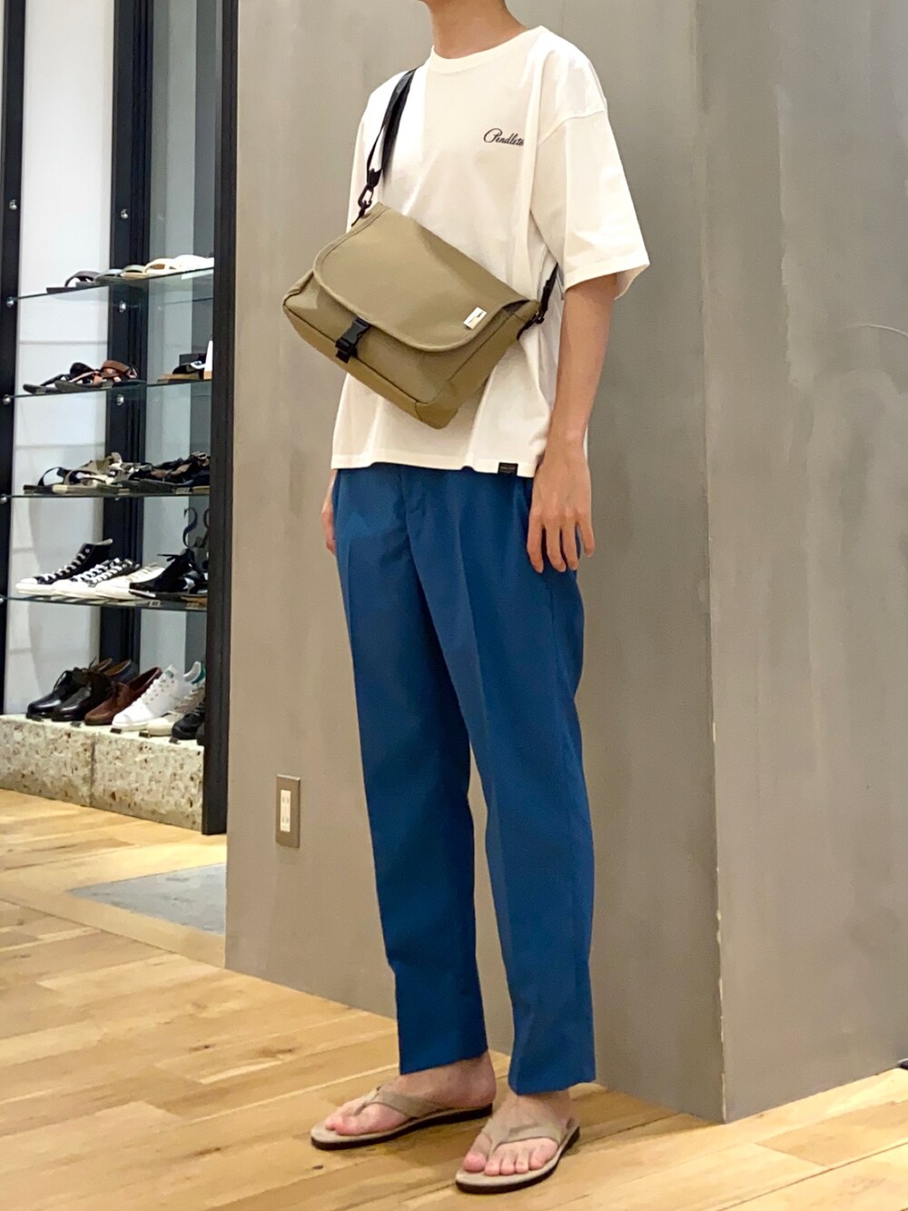 ホワイト系のTシャツ/カットソー、ベージュ系のショルダーバッグ、ブルー系のその他パンツを着用したメンズの夏コーディネートの2枚目の写真